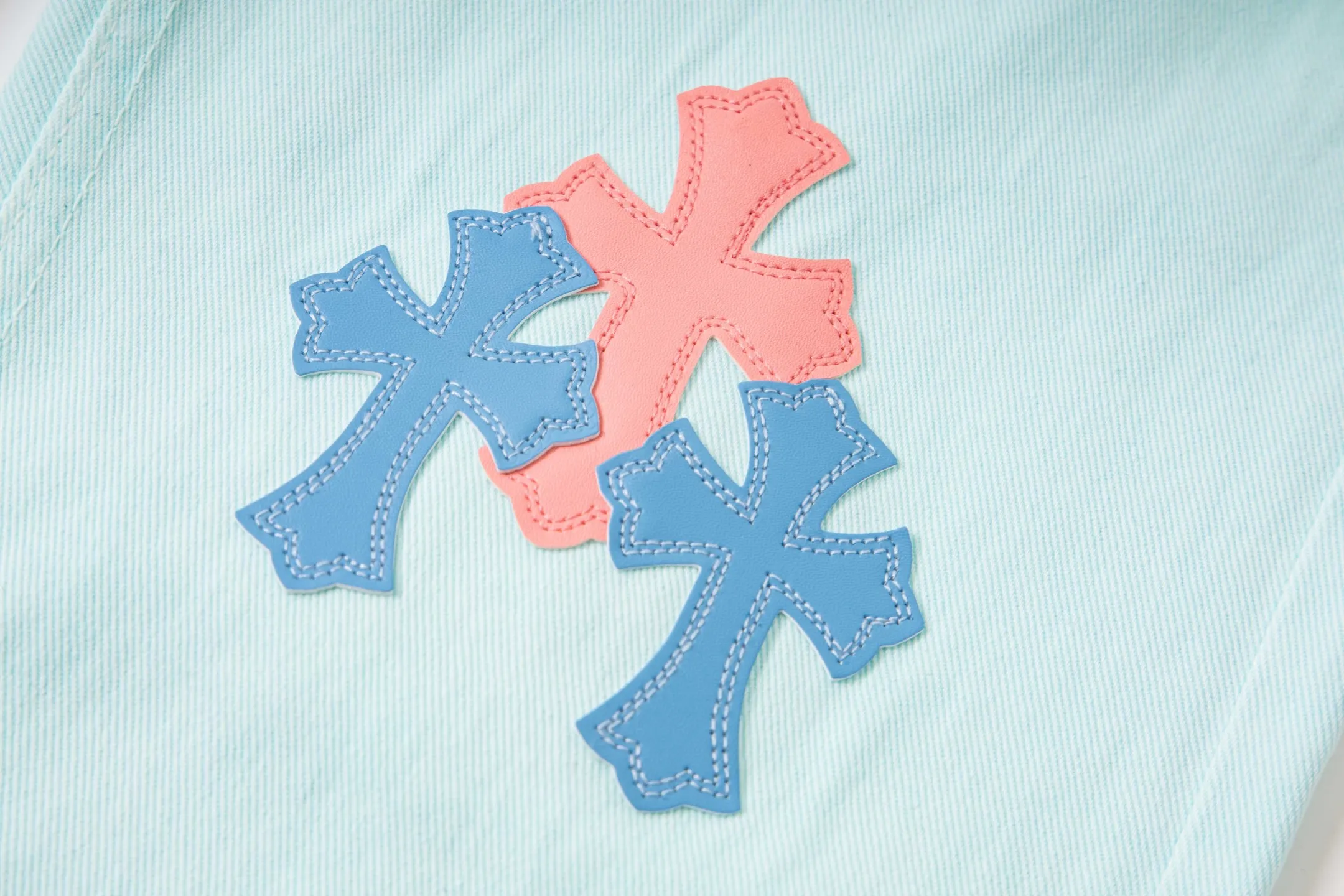 P240 (high version, running quantity) Chrome Hearts light blue blue pants, pink and blue patchwork leather couple's best friend jeans. CH jeans need to be washed and then disassembled and hand-ordered with sheepskin cross leather and then spliced ​​to complete. The whole piece has too many craftsmanship to describe. The patches are decorated with cross flowers, and the high-waisted washed jeans! ! Absolutely high-end luxury products, god-level single products and super popular products, made with top heavy industry, a must-see magic weapon. Customized hardware. The fabric is thick and soft after washing. It has good breathability. Customized small leather label. Unique design. The details are simple and elegant, and the workmanship is exquisite. The entire trousers are neatly routed and the details are in place! It’s so cool that both men and women can easily control the genderless trend! Style number: 1817# Color: Picture color Size: 28 30 32 34 36